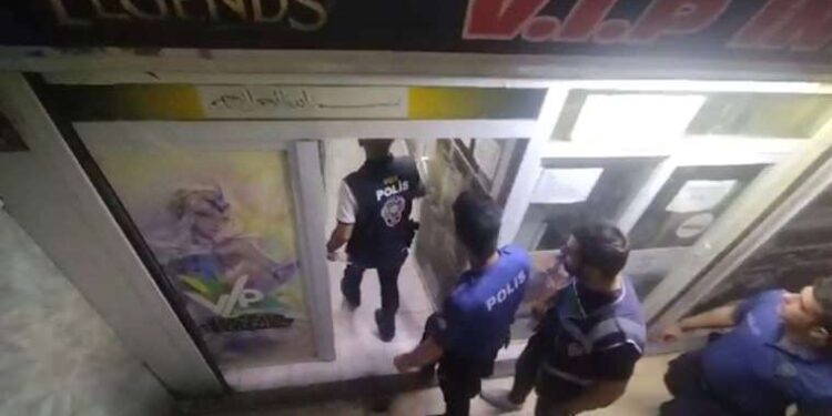 Pompalı tüfekle vurup, koşarak kaçtı!
