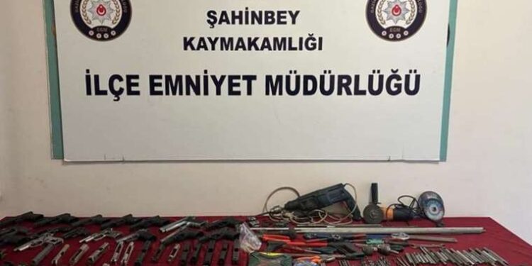 Sosyal medyada infial yaratmıştı… İstanbul’da Atatürk’ün fotoğrafına yönelik uygunsuz hareketler yapan çocuk gözaltına alındı