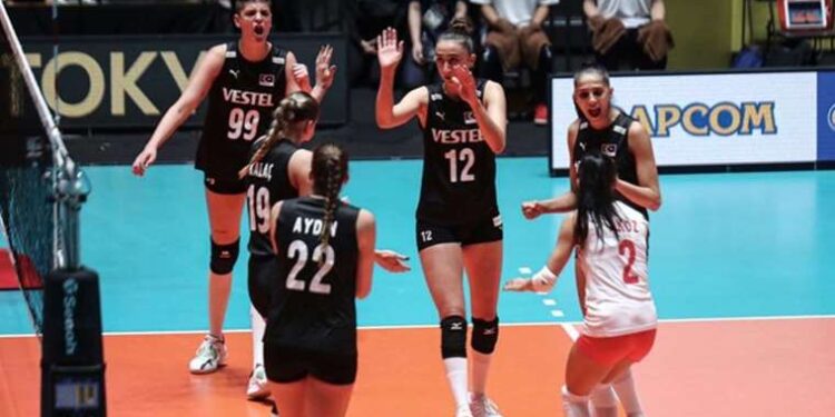 Feci kaza… İki otomobil markete girdi!