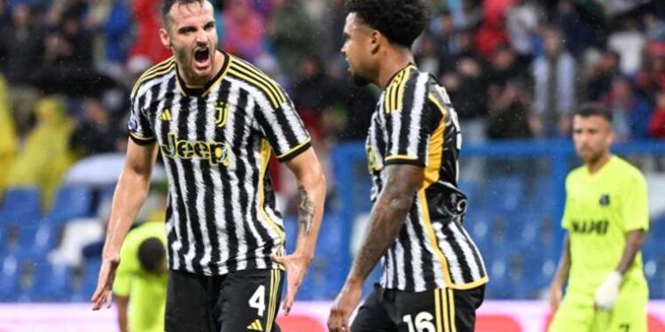 94 bin TL’lik iPhone 15 Pro Max tek bir bükülmeyle paramparça