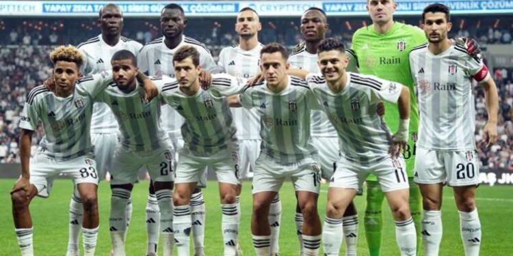 Ağaçta kalan kediyi kurtarmak isterken kendi mahsur kaldı