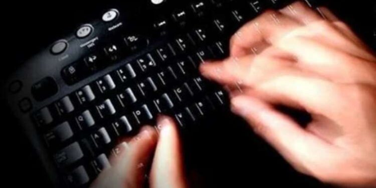 Şerbete düşen arıyı kurtarmak isterken ölümden döndü