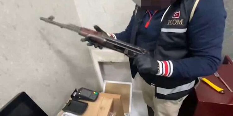 Yer: Esenler… ‘Ne bakıyorsun’ deyip esnafa bıçakla saldırdı