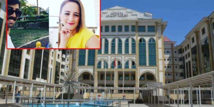 Kraliyet Saat Kulesi’ne yıldırım düştü