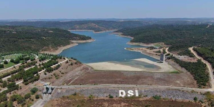Son dakika… Zeytinburnu’nda istinat duvarı araçların üzerine çöktü