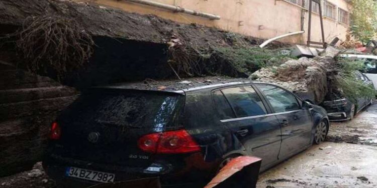 İzmir’de Atatürk büstüne saldırı