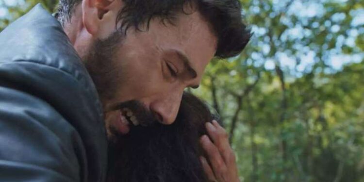 ‘Komşum beni darbetti’ dedi, kanlı başörtüsünü göstererek yaşadığı dehşeti anlattı: ‘İneklerimi gütmeye korkar oldum’