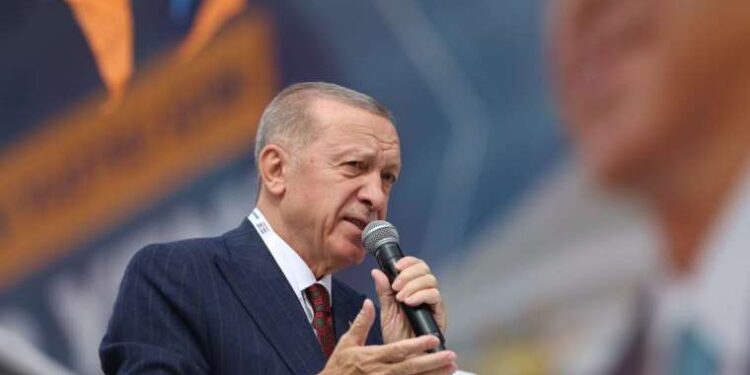 Sokakta yürüyen kadının fotoğrafını çeken erkeğe meydan dayağı!