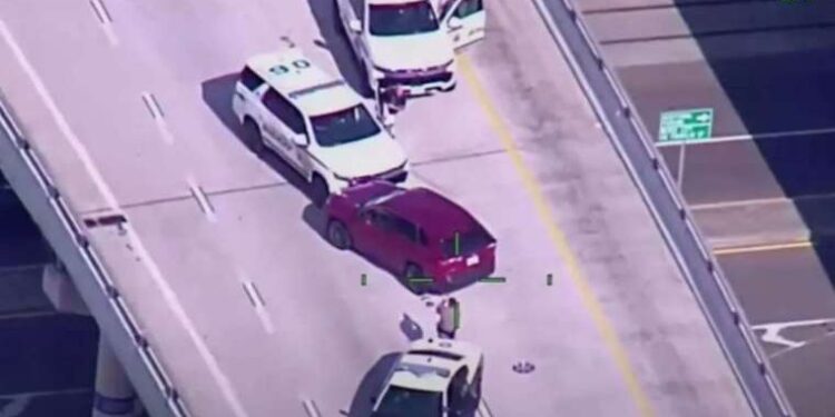 ‘Satın alacağım’ deyip denediği saatleri çaldı