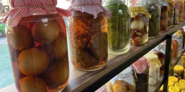 Yunan Belediye Başkanı, sel mağduruna tokat attı