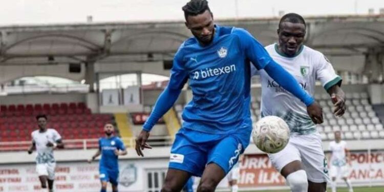 Savaş uçağının, yolcu uçağının altından uçtuğu öne sürüldü