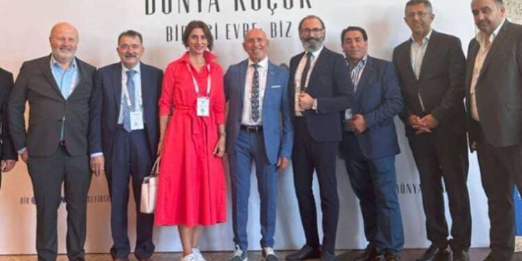 Güney Afrika’da dev dalgalar kıyı şeridini vurdu: 1 ölü