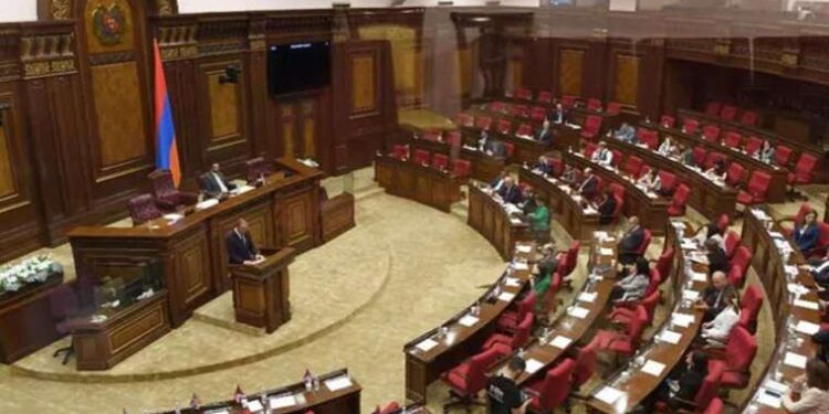 Gazeteci Ayşenur Arslan’ın gözaltına alınmasına tepkiler: ‘Yeri asla cezaevi değildir’