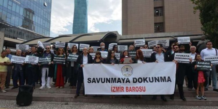 Kovulan büyükelçi ülkeyi terk etti