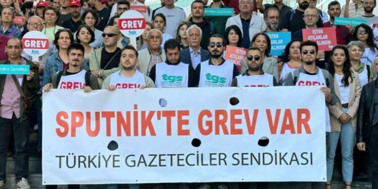 Fatih’te ilginç kaza: Başka bir aracın üzerine çıktı