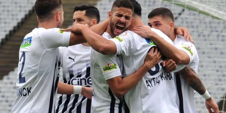 Esenyurt’ta dehşet görüntüler: Ev sahibi baba-oğul, anlaşamadıkları kiracıyı sokak ortasında dövdü