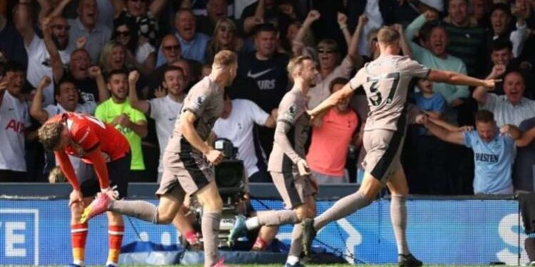 Köprüde bir maganda… Otomobile önce yumruk attı, sonra çarptı!