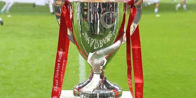 İstanbul’da sağanak yağış… Şişli’de yol çöktü!