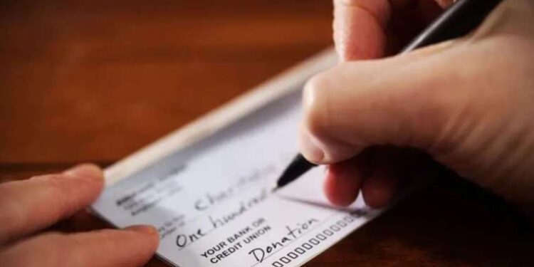 Önce annesini ve ablasını darbetti, sonra 2 kişiyi bıçaklayıp kaçtı