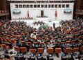 ‘Gençler derse aç girecek’
