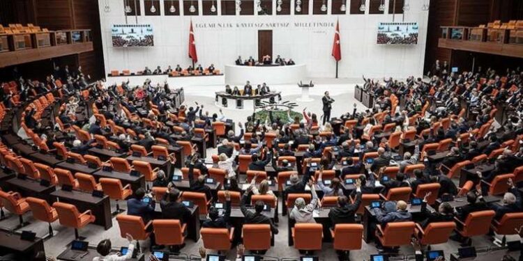 ‘Gençler derse aç girecek’