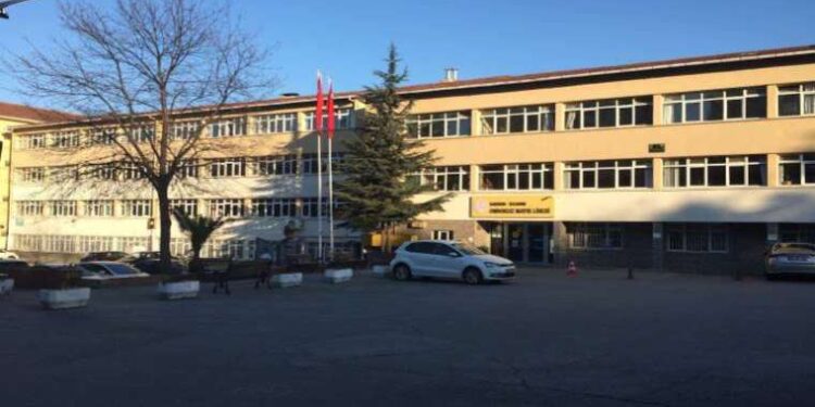 İmam hatiplerde okuyan öğrenci sayısında büyük düşüş yaşanıyor: Okuldan kaçan kaçana!