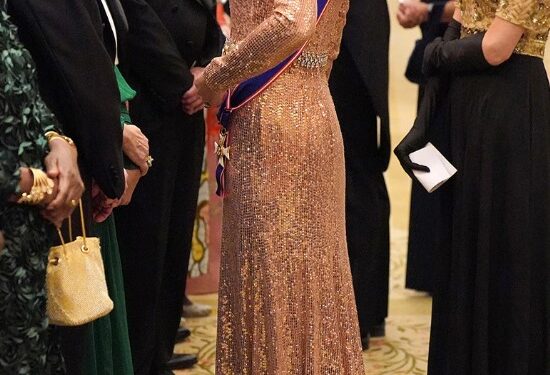 Kate Middleton altın elbise ve pırlantalarıyla göz kamaştırdı