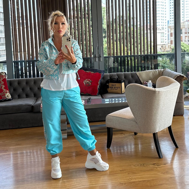 seda-sayan-genc-gorunmek-icin-yuzune-sunnet-16560123_6392_m Seda Sayan genç görünmek için yüzüne sünnet derisinden elde edilen sıvıyı enjekte ettirdi