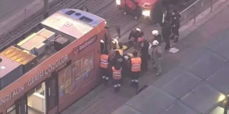 Eminönü’nde 1 kişi tramvayın altında kaldı