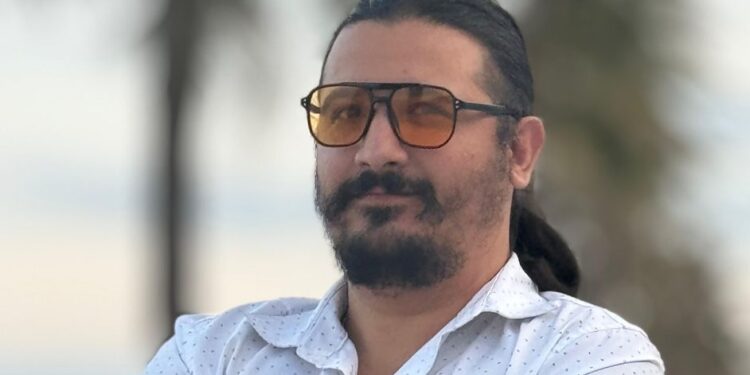 Türk film yönetmeni Gökhan Gökçay, son zamanlarda aldığı ödüllerle adından sıkça söz ettiriyor.