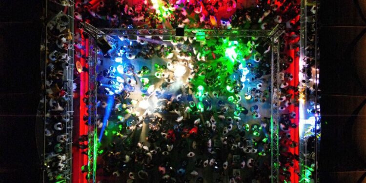 Avşa Arena Tatil Sezonunu Sallamaya Devam Ediyor