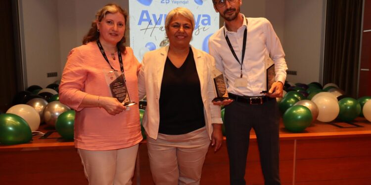 AVRASYA HASTANESİ KURULUŞUNUN 25.YILINDA ÇALIŞANLARINA “EMEĞE SAYGI KIDEM ÖDÜLÜ” TÖRENİ DÜZENLEDİ.