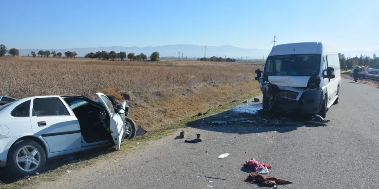 Afyonkarahisar'da öğrenci servisi kazası: 3 ölü.
