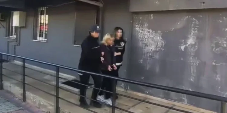 Ümraniye'de annesine saldıran babasını bıçaklayarak öldürdü