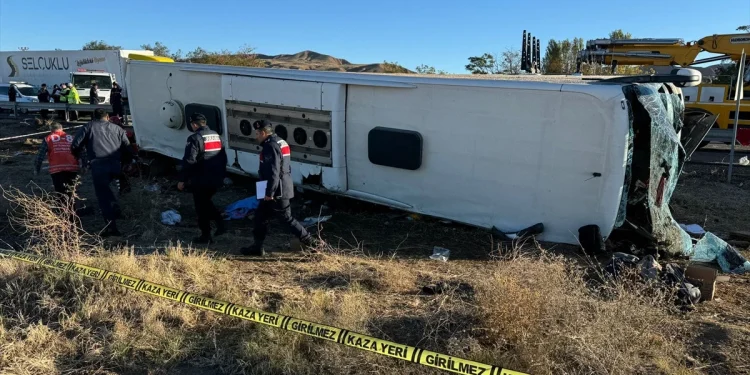 Aksaray’da Yolcu Otobüsü Devrildi!