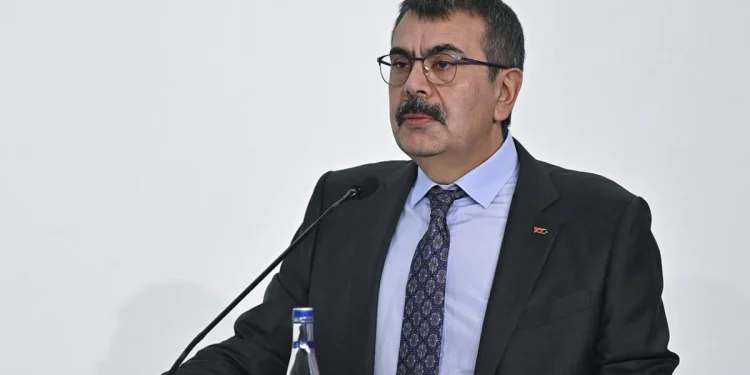 Yusuf Tekin: Öğretmenlerin Duygularını İstismar Etmeyin