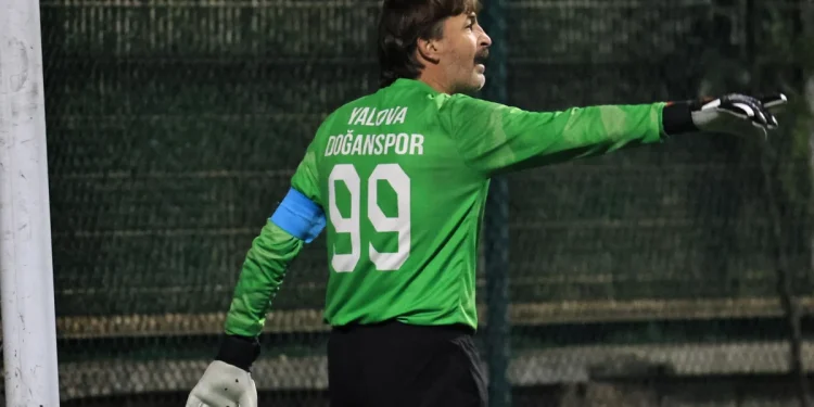 55 Yaşında Kaleciliğe Döndü! Formayı Giydi