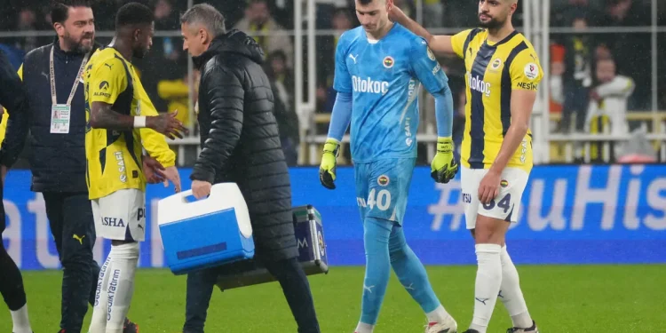 Fenerbahçe'de Livakovic'ten kötü haber: Sakatlandı