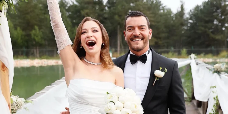 Buse Arslan’dan hamilelik pozları! Anne olmaya yaklaşıyor