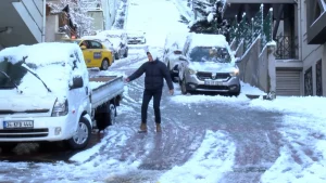 İstanbul'da kar yağışı hayatı felç etti, araçlar kaydı