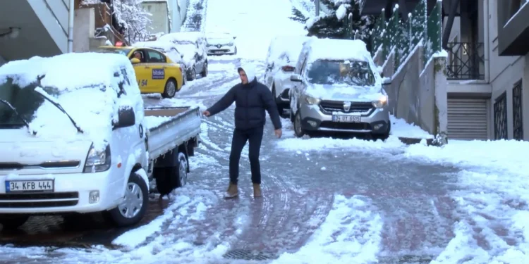İstanbul'da kar yağışı hayatı felç etti, araçlar kaydı