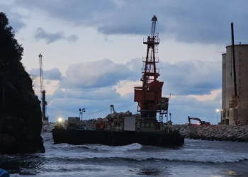 Zonguldak’ta halat kopan platform karaya oturdu