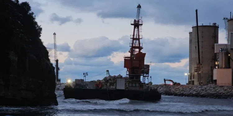 Zonguldak’ta halat kopan platform karaya oturdu