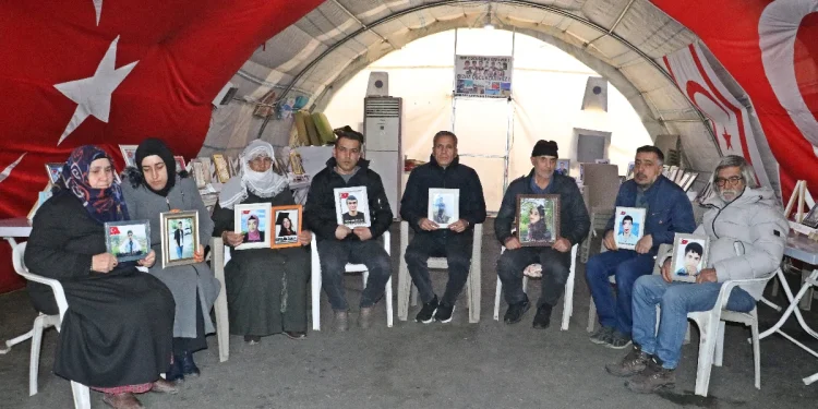 Diyarbakır'daki evlat nöbetinde 2 bininci gün coşkusu