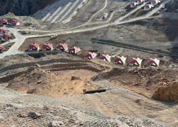 Artvin'de kayalar için tel örgü ile köyü koruma önlemi