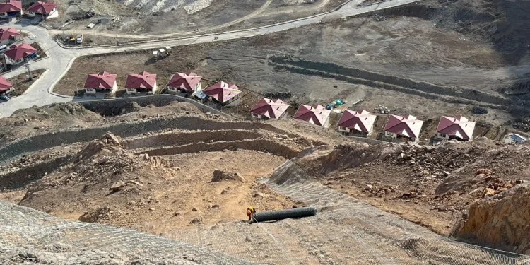 Artvin'de kayalar için tel örgü ile köyü koruma önlemi