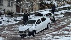 İstanbul'da kar yağışı sürücülere zor anlar yaşattı