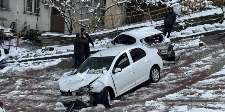 İstanbul'da kar yağışı sürücülere zor anlar yaşattı