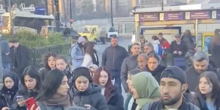 İstanbul'da tramvay seferleri gecikince yoğunluk arttı