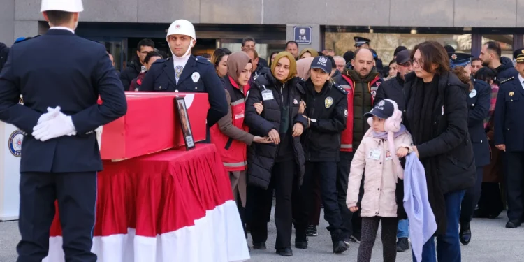 Konya'da şehit babasına, onun şapkasıyla veda etti